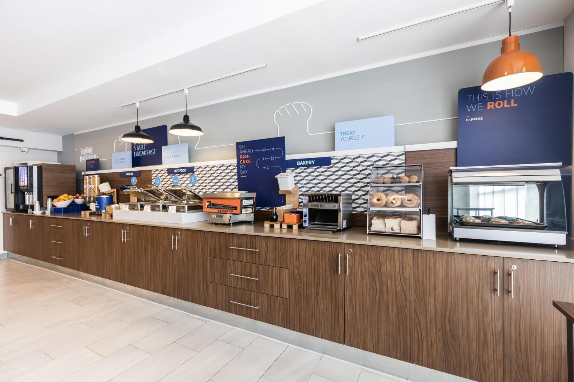 Holiday Inn Express Toronto-North York By Ihg Екстериор снимка