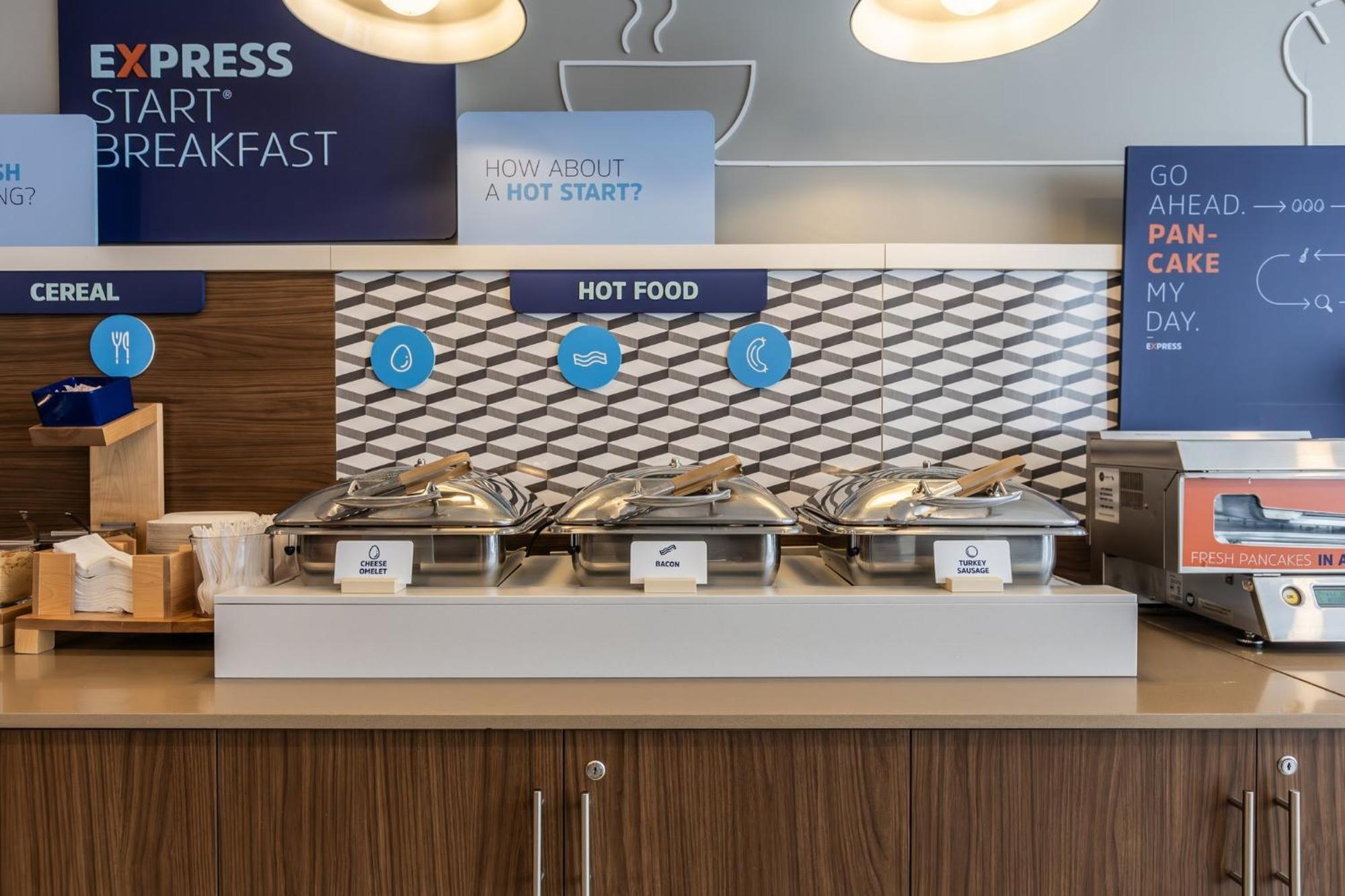 Holiday Inn Express Toronto-North York By Ihg Екстериор снимка