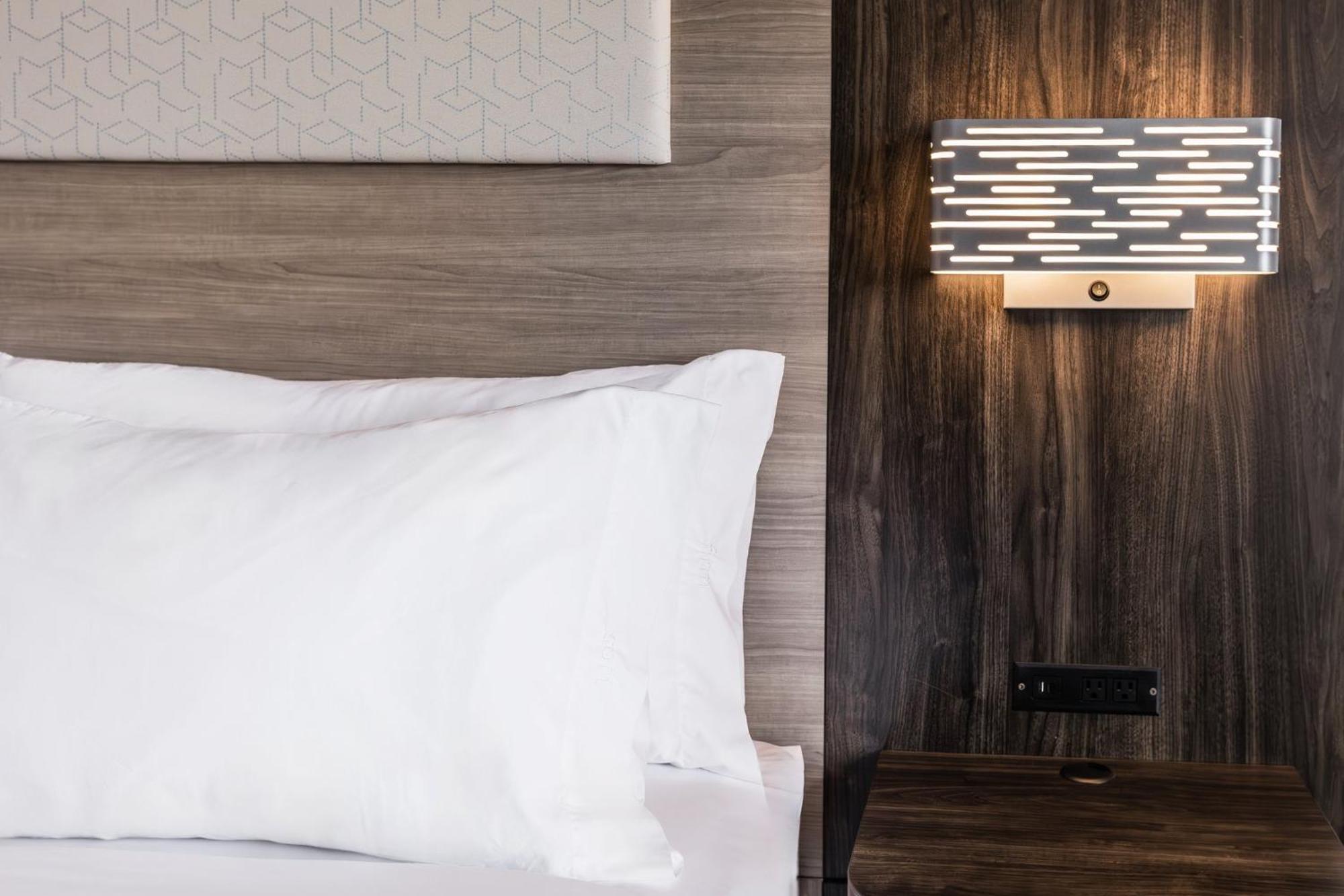 Holiday Inn Express Toronto-North York By Ihg Екстериор снимка