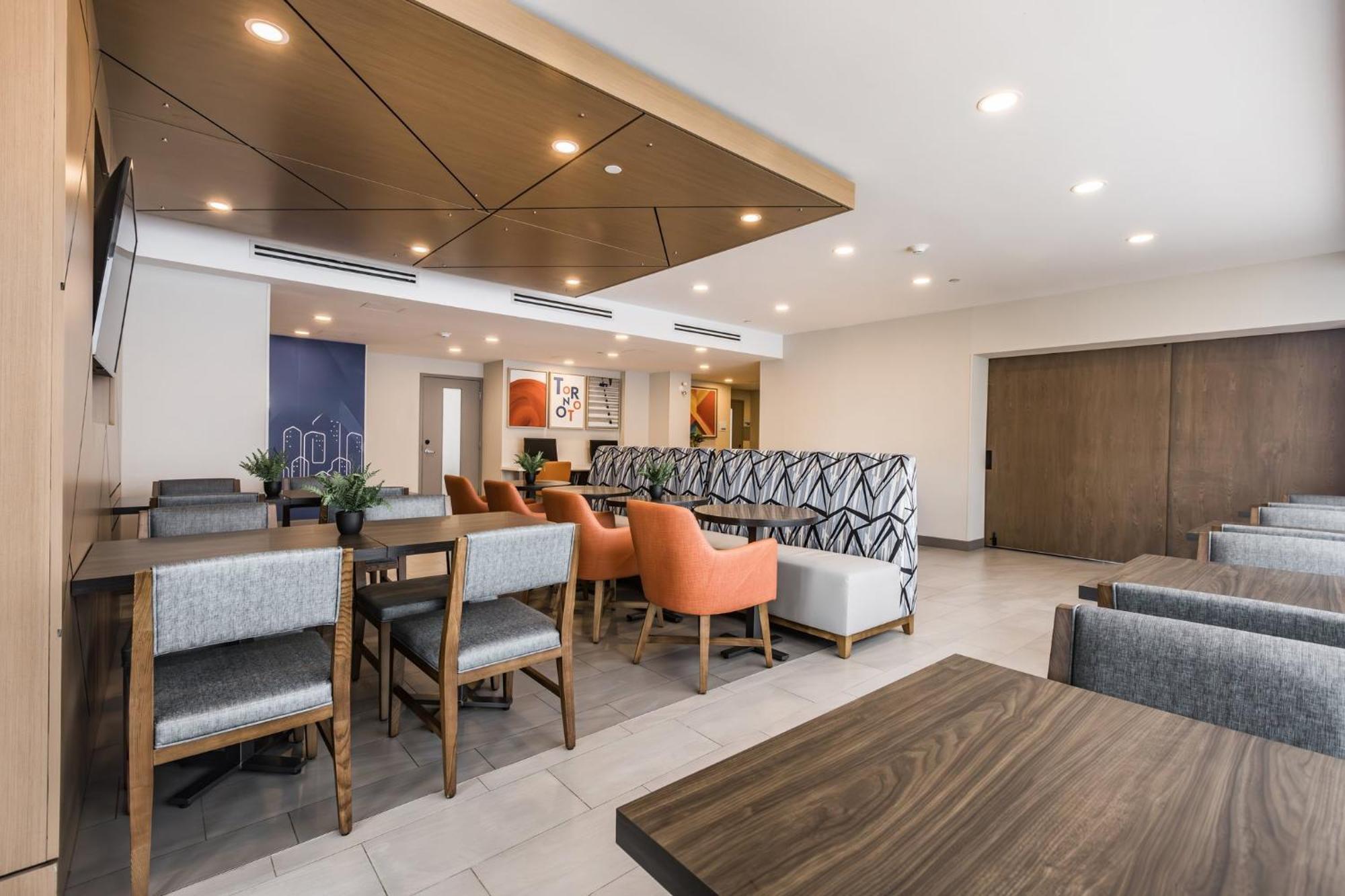 Holiday Inn Express Toronto-North York By Ihg Екстериор снимка