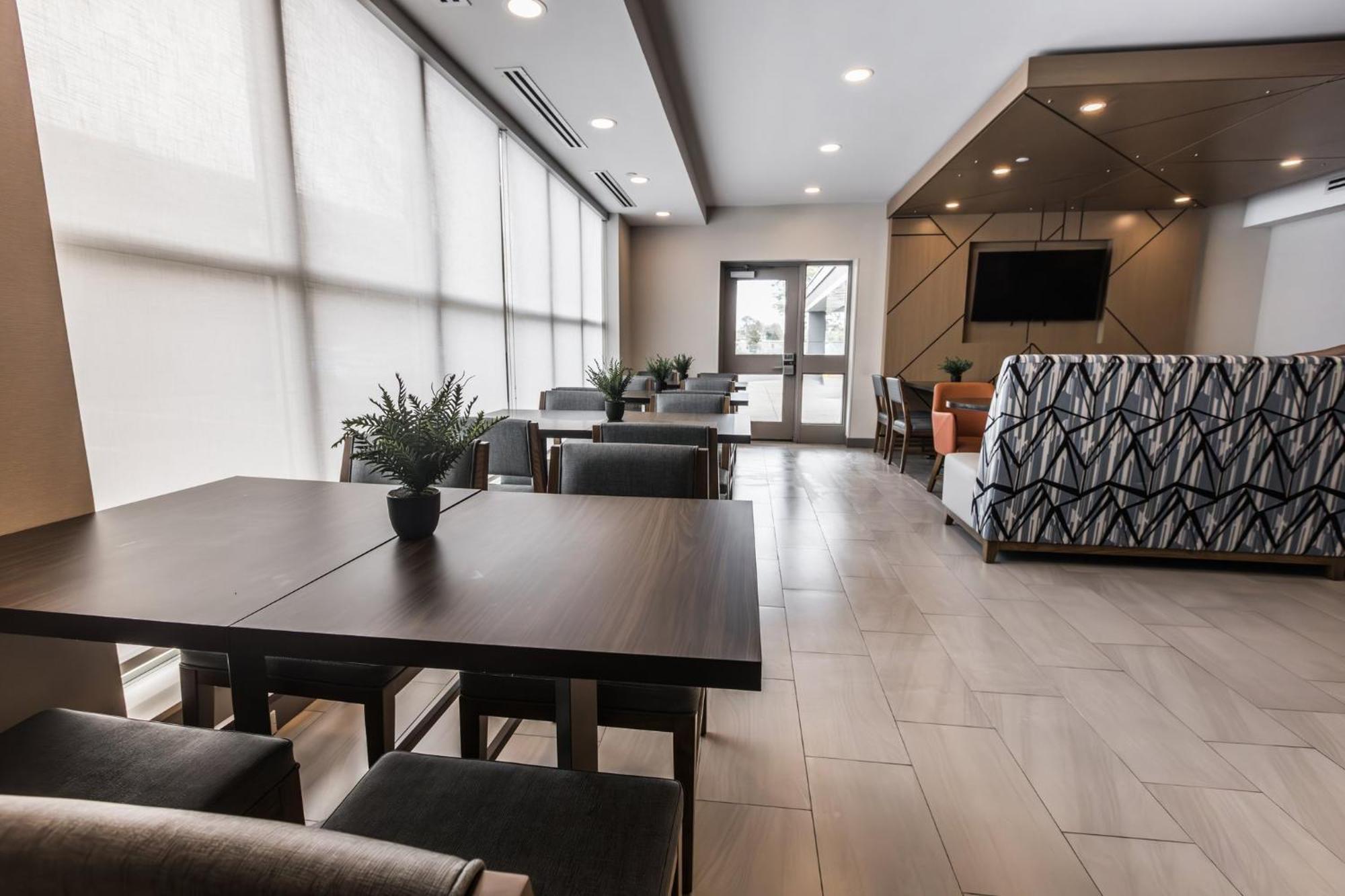 Holiday Inn Express Toronto-North York By Ihg Екстериор снимка