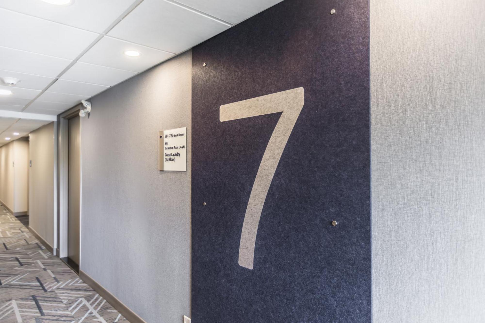 Holiday Inn Express Toronto-North York By Ihg Екстериор снимка