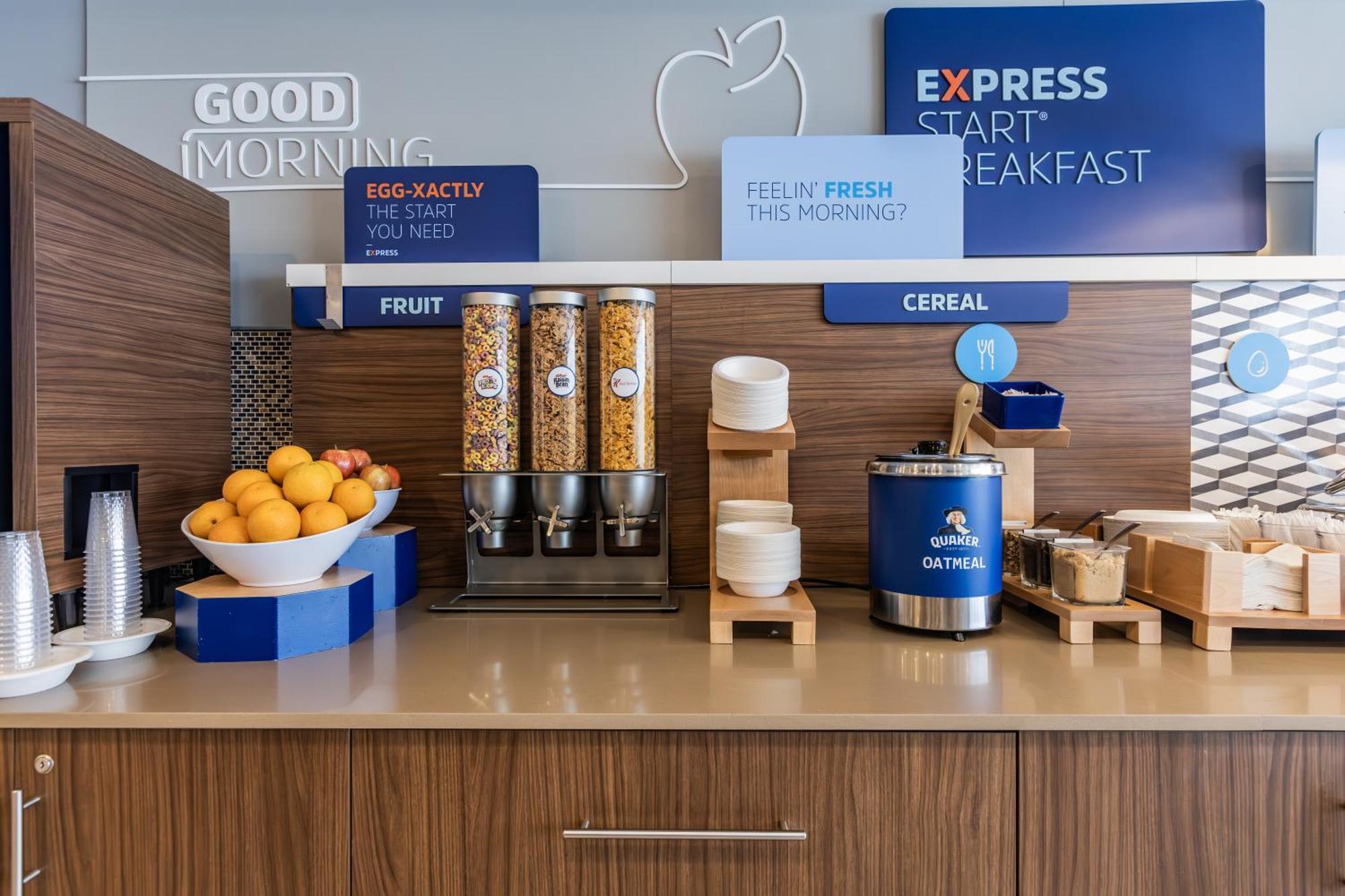 Holiday Inn Express Toronto-North York By Ihg Екстериор снимка