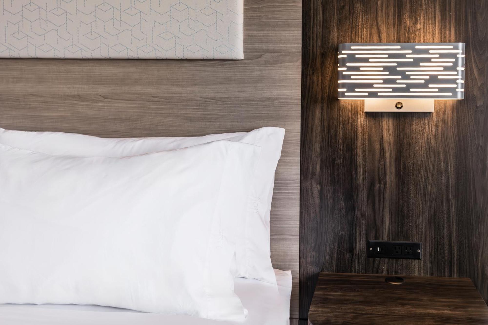 Holiday Inn Express Toronto-North York By Ihg Екстериор снимка