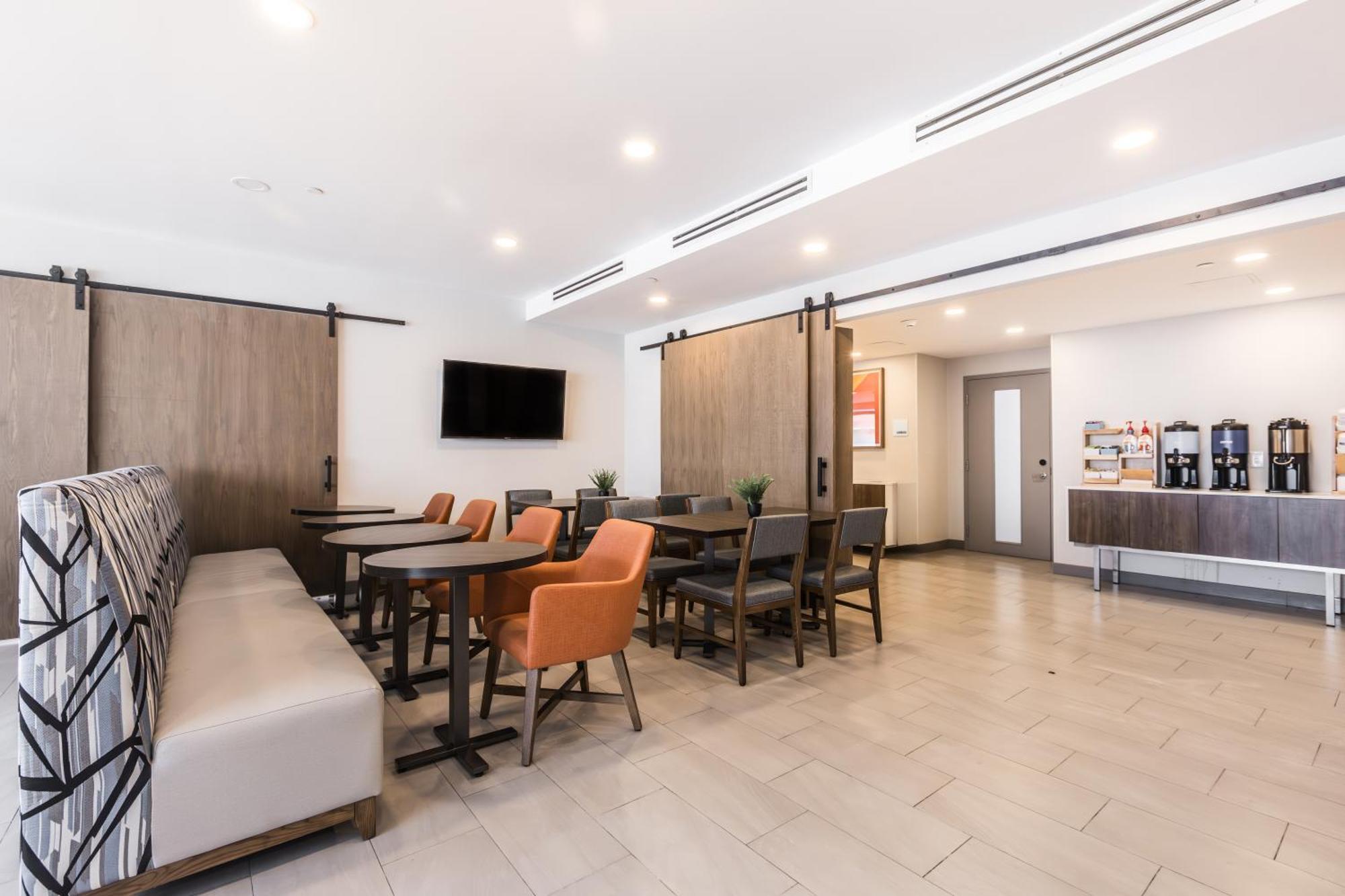 Holiday Inn Express Toronto-North York By Ihg Екстериор снимка